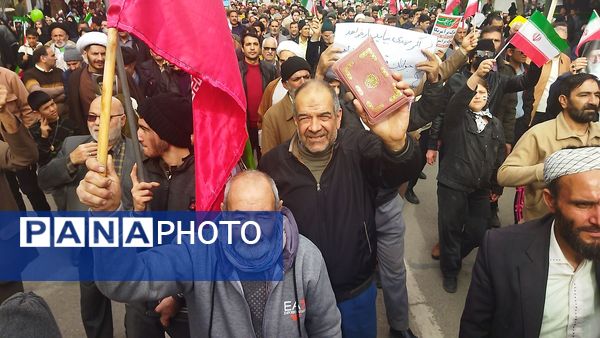 حضور افشار مختلف مردم نیشابور در راهپیمایی ۲۲ بهمن 