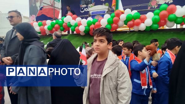 از نوجوان تا کهنسال؛ همه اقشار نورآباد در صف‌های متحد راهپیمایی ۲۲ بهمن