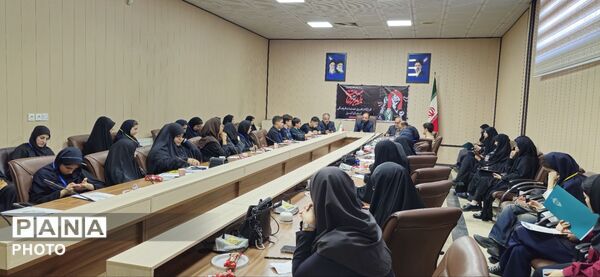 نشست هماهنگی دانش‌آموزان نخبه عکاس استان البرز با موضوعیت پویش «باید برخاست» 