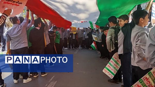 حضور پرشور نسل دهه‌هشتادی و نودی در راهپیمایی ۱۳ آبان