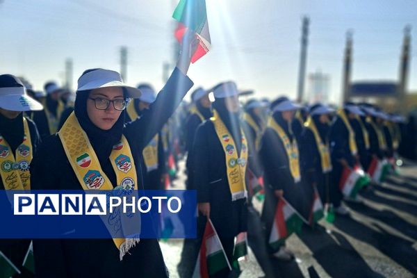 برگزاری مراسم راهپیمایی سیزده آبان با حضور دانش‌آموزان و مسئولین در ملارد