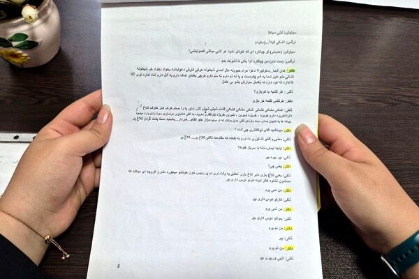  جلسات تمرین نمایش‌نامه‌خوانی در دبیرستان فرزانگان
