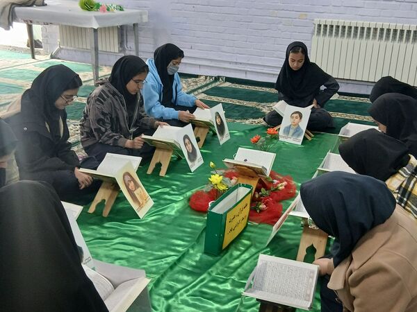 محفل انس با قرآن در دبیرستان دخترانه فاطمیه 