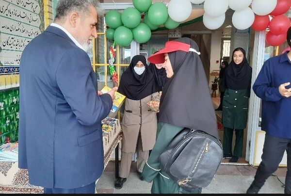 جشن جوانه‌ها و مراسم آغاز پایه هفتم در دبیرستان دخترانه فاطمه الزهرا در شهرستان فیروزکوه
