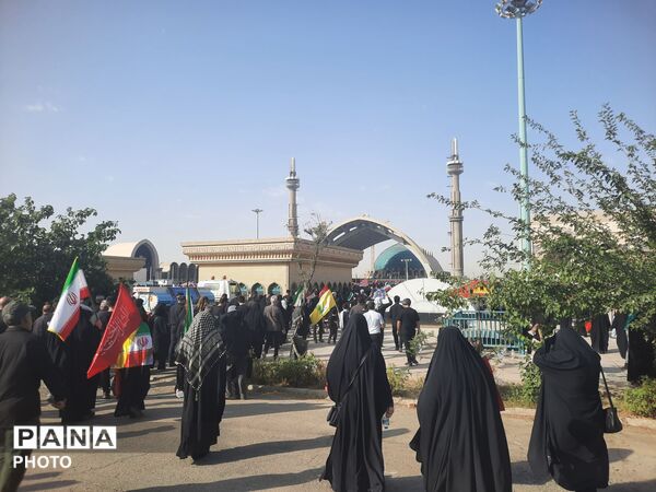 اولین روز وداع با شکوه با رهبر شهید و خانواده بزرگوارشان 
