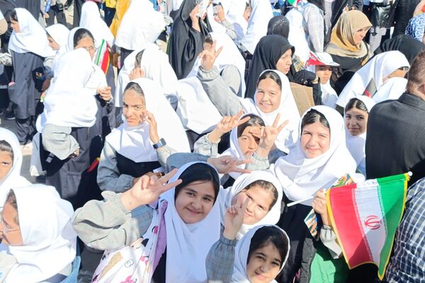 حضور پرشور دانش‌آموزان فشافویه در راهپیمایی ۱۳ آبان