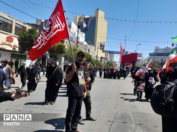 برافراشتن پرچم های خونخواهی و یالثارت الخامنه ای توسط مردم همیشه در صحنه مشهد مقدس 