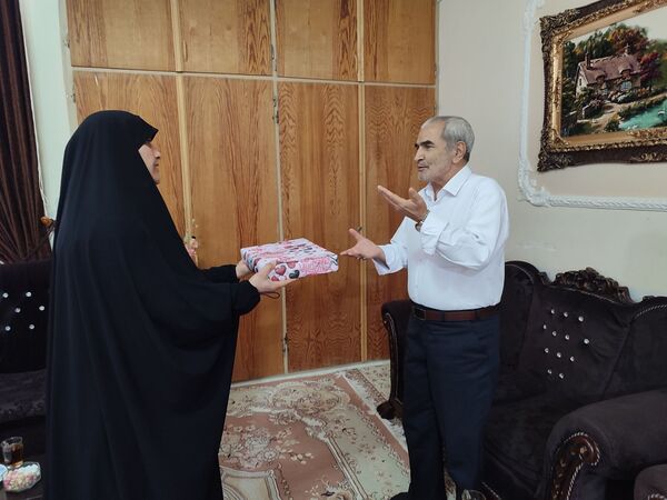دیدار دانش‌آموزان هنرستان بصیرت با خانواده جانباز قاسم رسائی پور