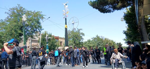 عزاداری ظهر  عاشورا در خیابان‌های شهر نیشابور 