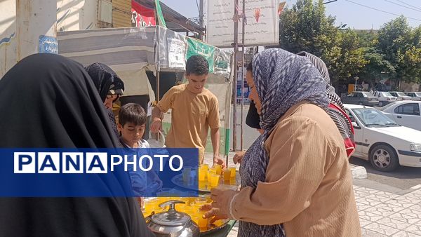 توزیع شربت و شیرینی به مناسبت میلاد پیامبر اسلام (ص) 