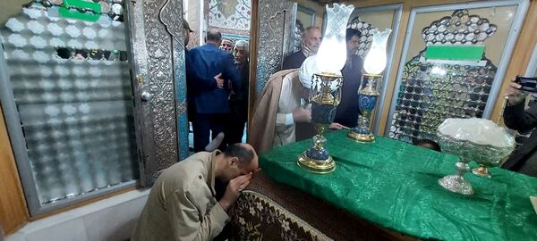 آیین غبارروبی ضریح مطهر حضرت علی‌بن‌امام‌محمدباقر(ع) 