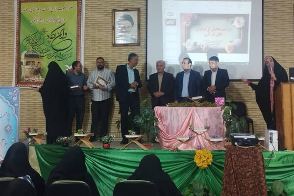 تقدیر از مدیران قرآنی ناحیه چهار شیراز در دبیرستان شاهد ۱۴