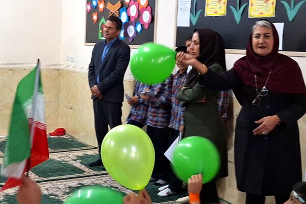 آرزوی فرج و سلامتی صاحب الزمان (عج) با دست‌های کوچک دانش‌آموزان شیرازی
