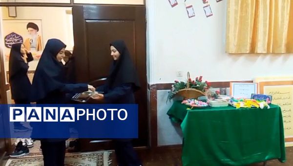 نماز جماعت رنگین در مدرسه‌ مدرس تبریز