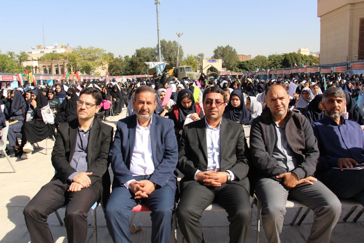 نمایشگاه هفته دفاع مقدس لاله‌های روشن در تبریز 