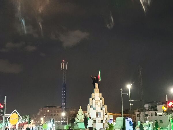 فریاد «الله‌اکبر» مردم در خیابان امام رضا(ع)؛ شبی پرشور در آستانه ۲۲ بهمن