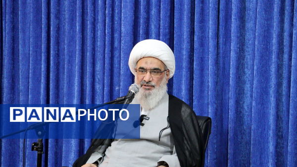 دیدار نخبگان دانش‌آموزی با نماینده ولی فقیه در استان بوشهر 