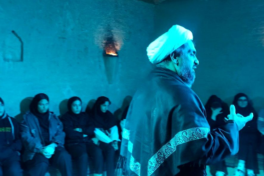 بازدید دانش‌آموزان دبیرستان یادگار امام از کوچه‌های بنی‌هاشم