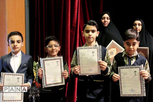 آیین تجلیل از دانش‌آموزان برگزیده جشنواره جابر ابن حیان و پژوهش‌سراهای کبودراهنگ