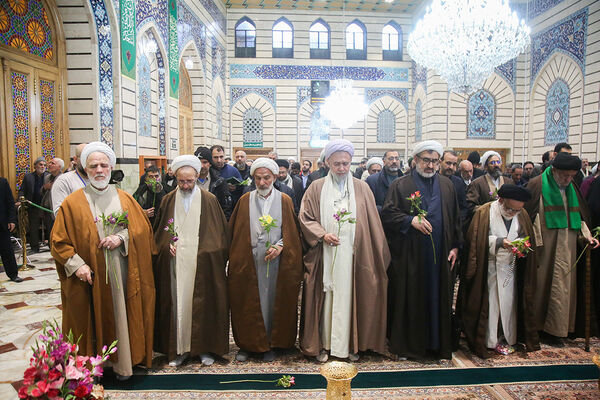 گلباران مزار آیت الله مصباح یزدی در حرم حضرت معصومه(س)