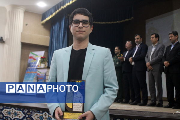 تجلیل از برگزیدگان دبیرستان شهید بهشتی شهرستان بوشهر (2)