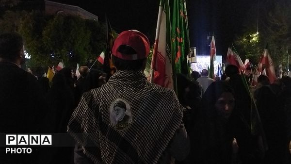 برای پنجاه و یکمین شب حسینیه امام شاهد حماسه مردم شد 