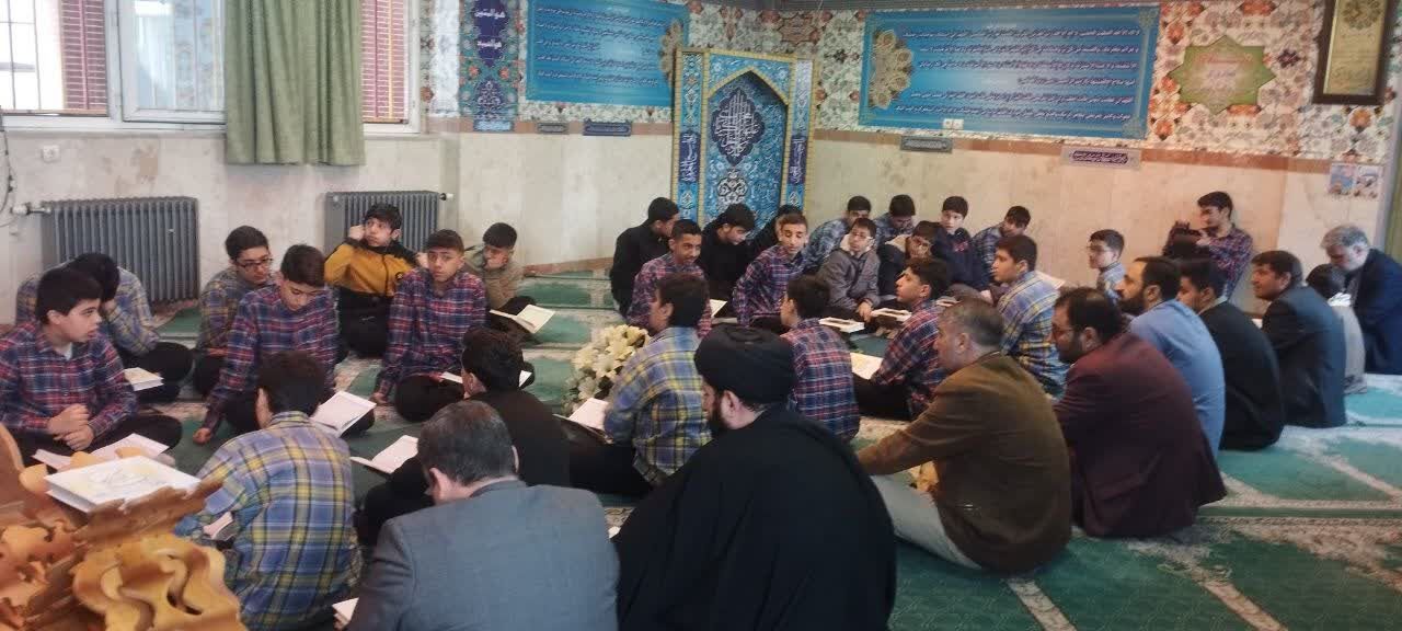 محفل انس با قرآن در دبیرستان شهدای مدافع حرم منطقه ۱۰