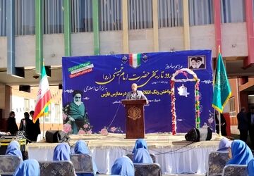 آیین نواختن گلبانگ انقلاب اسلامی در دبستان معارف ۷ شیراز