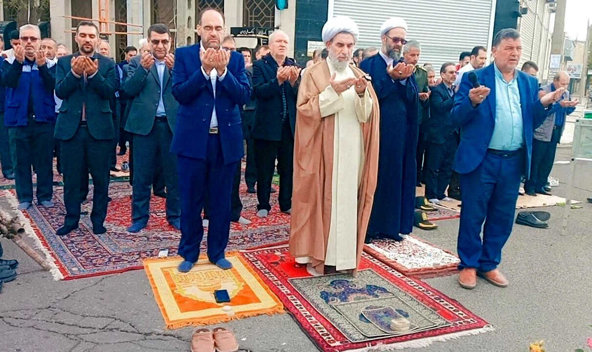 نماز عید فطر امسال در بویین‌زهرا رنگ تازه‌ای داشت