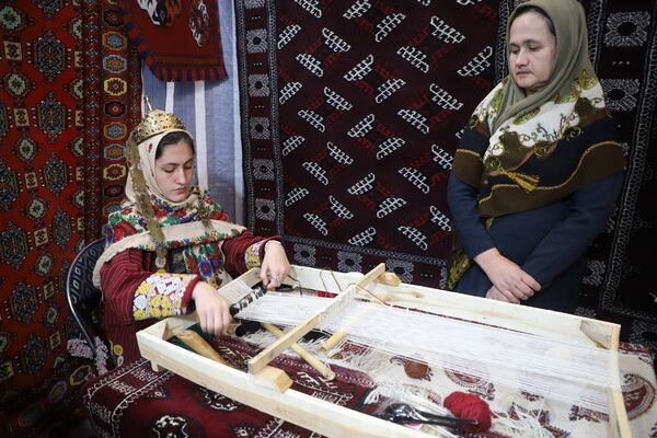 افتتاح نمایشگاه دست‌سازه‌های هنرستانی‌های گلستان در رویداد ایران‌جان