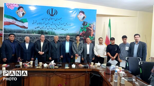 تجلیل از دانش‌آموزان مقام‌آور جشنواره علمی و پژوهشی در ملکان