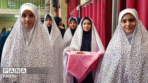 جشن ستارگان و تجلیل از شاگردان برتر آموزشی و فرهنگی دبیرستان شاهد بحرینیان ناحیه۴ 