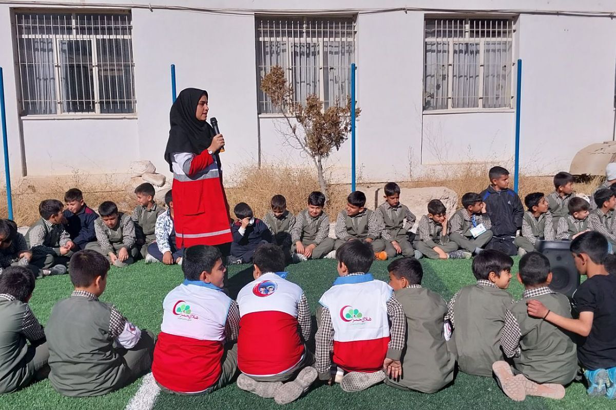 آموزش شرایط اضطراری و پناهگیری در دبستان باقرالعلوم فیروزکوه