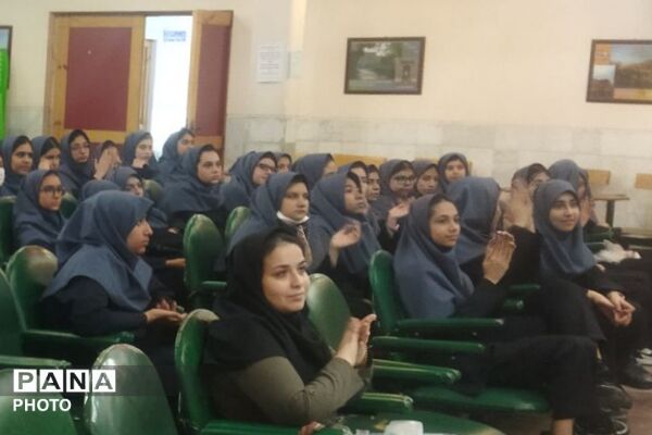 برپایی «جشن استعداد و هویت یابی» در دبیرستان راضیه شکرایی ناحیه دو شهرری 