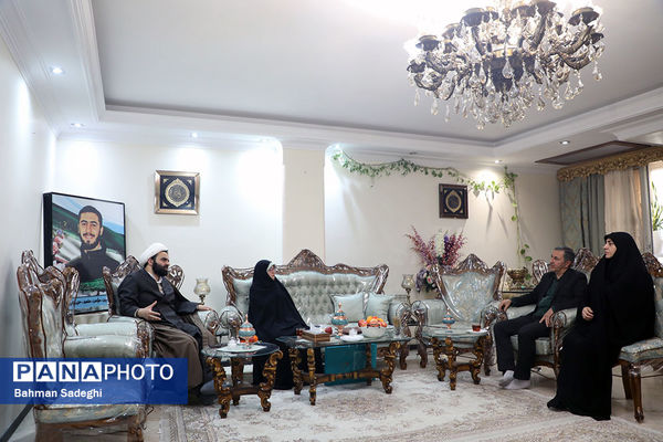 دیدار معاون پرورشی و فرهنگی وزارت آموزش و پرورش با خانواده شهید آرمان علی‌وردی