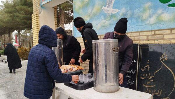 غبار روبی و عطر افشانی گلزار شهدا  در نیشابور 