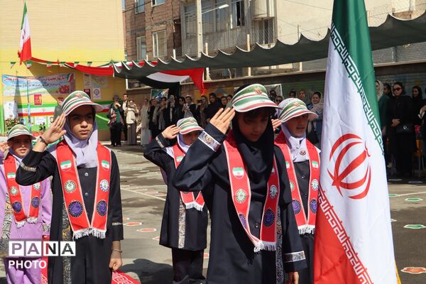 جشن شکوفه ها و نواخته‌شدن زنگ مهر در دبستان سیدمحمد موسوی‌راد نیشابور