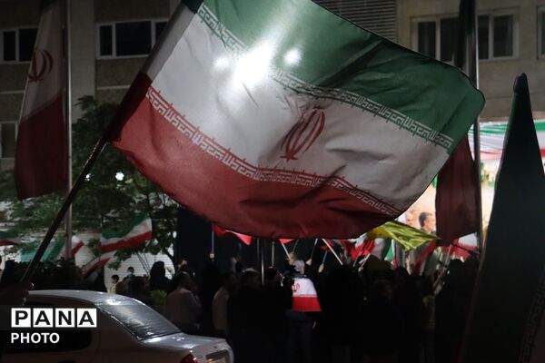 مردم، همچنان پای کار ایران