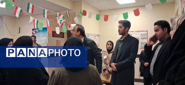 بازدید معاون توسعه و پشتیبانی آموزش و پرورش خلیل آباد از بازارچه کار آفرینی جوانه های انقلاب
