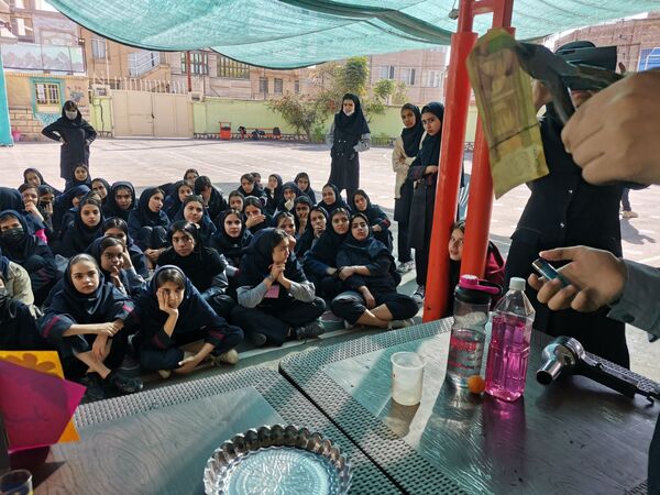 بزرگداشت روز آزمایشگاه در دبیرستان یغمای نیشابوری 