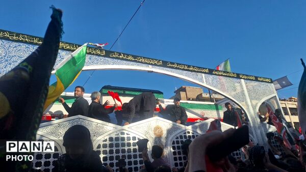 مشهد، در آغوشِ حرم، با رهبر شهید وداع کرد