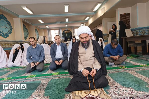 اقامه نماز جماعت در دبیرستان فاطمیه
