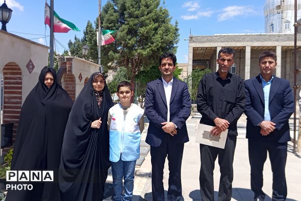 غبارروبی مزار شهدای آستان مقدس امام زاده‌حسن نسیم‌شهر
