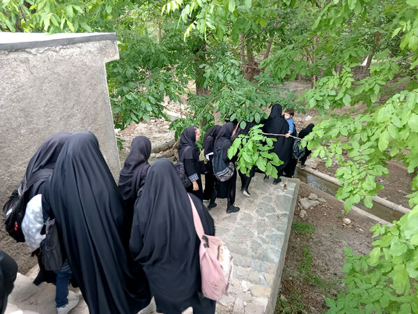 بازدید دانش‌آموزان جعفرآباد از کارگاه گلاب‌گیری روستای «بنابر»
