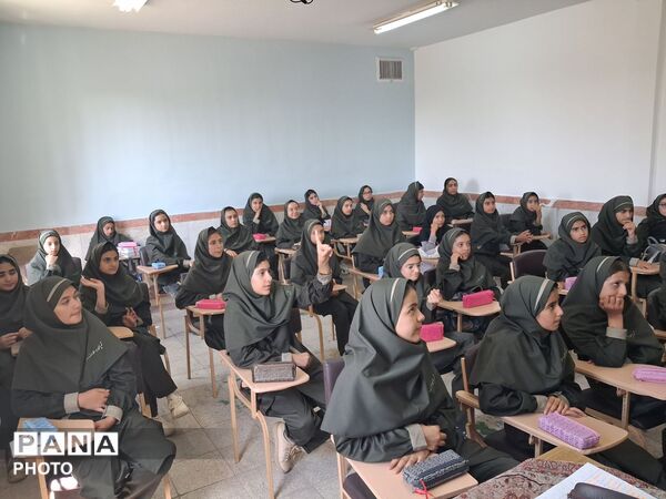 همگامی مدرسه و خانواده در کارگاه آموشی دبیرستان نمونه وکیلی ۱۰