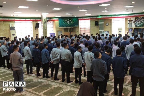 اقامه اولین نماز ماه مهر در دبیرستان حکمت نبوی ناحیه دو شهرری 