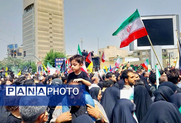 وداع تهرانی‌ها با پیکر مطهر شهدای حمله تروریستی رژیم صهیونیستی 