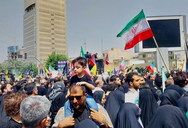 وداع تهرانی‌ها با پیکر مطهر شهدای حمله تروریستی رژیم صهیونیستی 