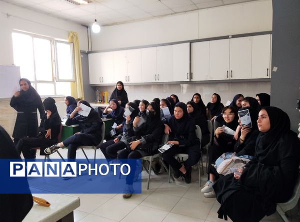 نمایشگاه هنرهای دستی هنرجویان هنرستان آفرینش منطقه رضویه 