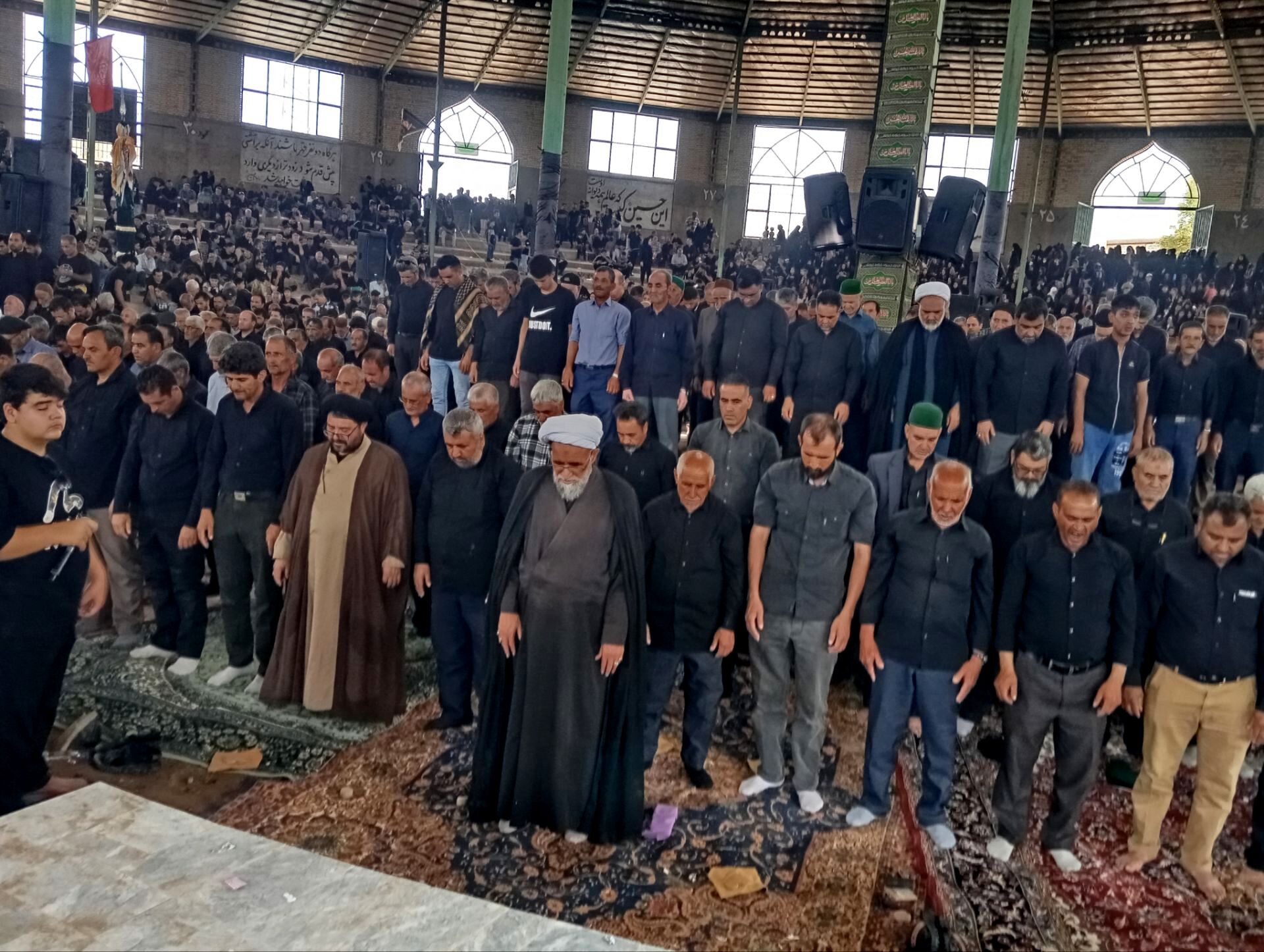 نماز جماعت در حسینه روستا اردمه در ظهر اربعین